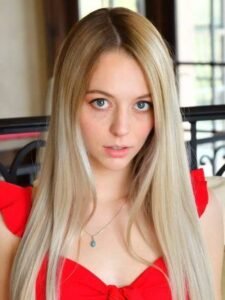 Lily Larimar Biography, Age, Wiki, Height, Career, Photos & More